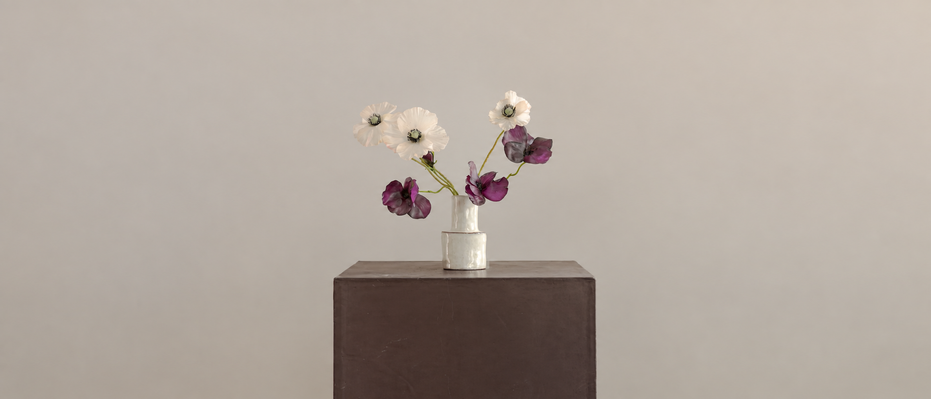Decorative objects arranged in an interior