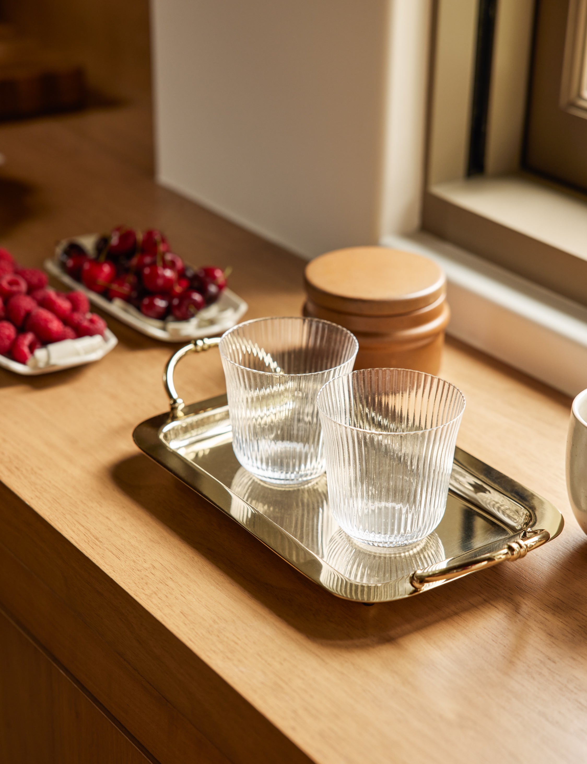 A calm interior with decorative accents